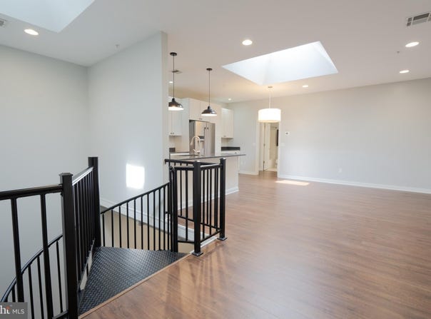 413 JEFFERSON STREET, EAST GREENVILLE, PA 18041