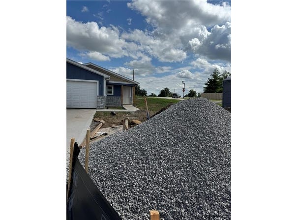2102 Brook Ridge Circle, Tonganoxie, KS 66086