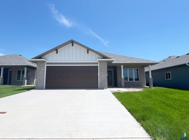 5932 S Spirea Ave, Sioux Falls, SD 57108