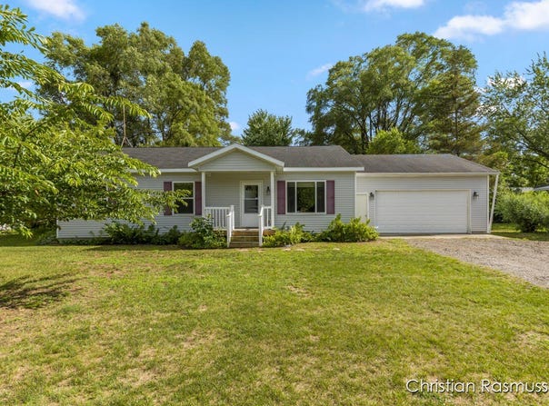 903 E Van Deinse Avenue, Greenville, MI 48838