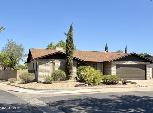 1102 E GRANDVIEW Road, Phoenix, AZ 85022