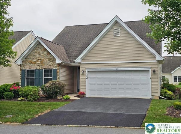 15 Devonshire Drive, Palmer Twp, PA 18045