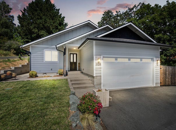 2078 Cloverlawn Drive, Grants Pass, OR 97527