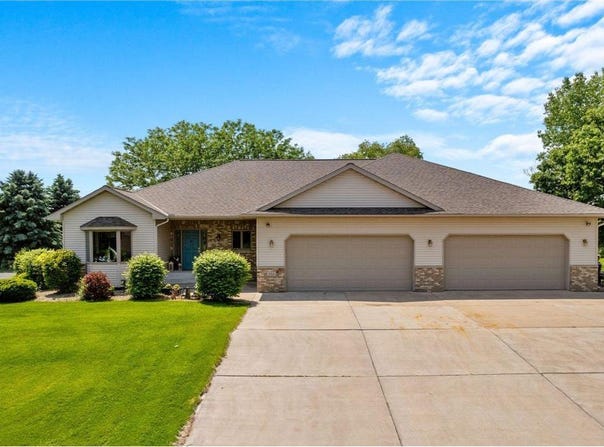 1115 S Trappers Crossing, Lino Lakes, MN 55038