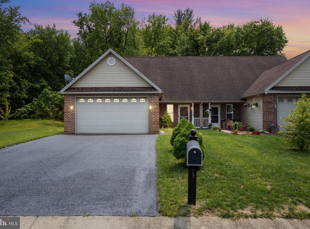 104 BEVERLY BOULEVARD, FAYETTEVILLE, PA 17222
