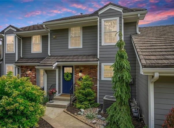 202 NE Bayview Drive, Lee's Summit, MO 64064
