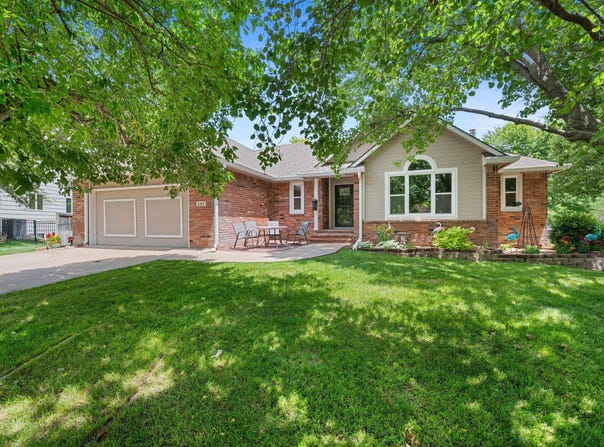 240 Bent Tree Ct, Andover, KS 67002