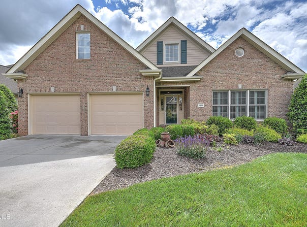 1018 Waterbrooke Lane, Johnson City, TN 37604