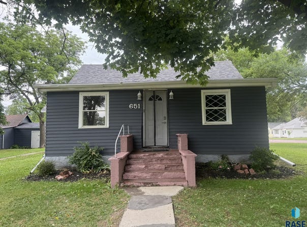 651 N 5th Ave, Canistota, SD 57012