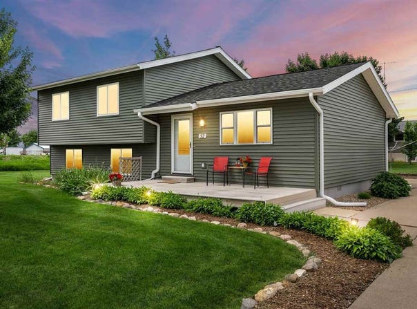52 Thompson Dr, Palo, IA 52324