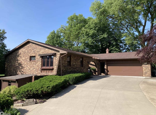 1 Golf Court, Burlington, IA 52601