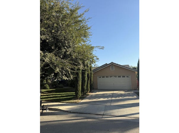 1178 Marks Ct, Dinuba, CA 93618