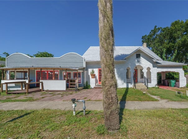 325 S HIGHLAND STREET, MOUNT DORA, FL 32757