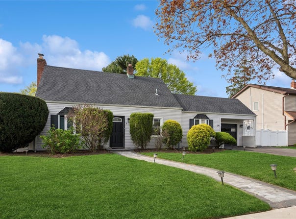 34 Chase Lane, Levittown, NY 11756