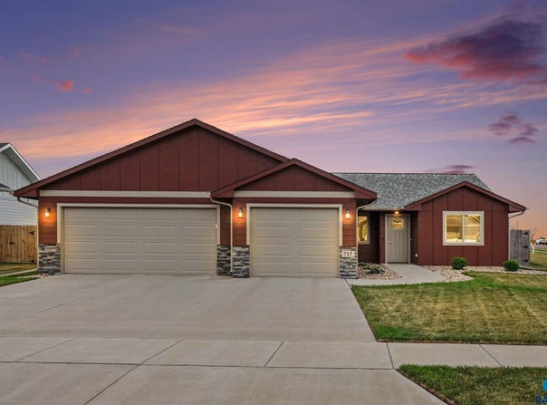 717 N Main St, Lennox, SD 57039-2386