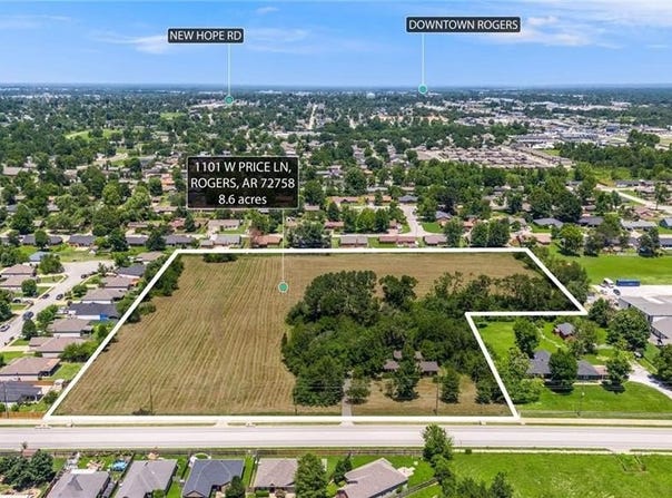 1101  W Price  LN, Rogers, AR 72758