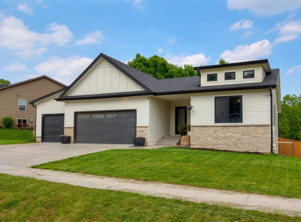 825 Sunburst Drive, Pleasant Hill, IA 50327