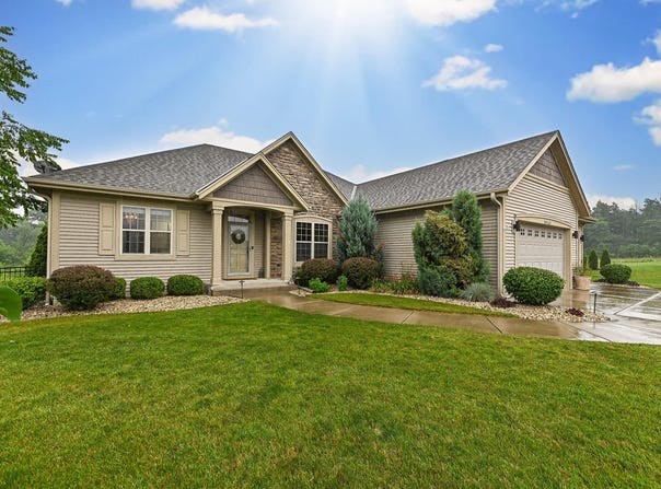 S84w12892 Schaefer Dr, Muskego, WI 53150
