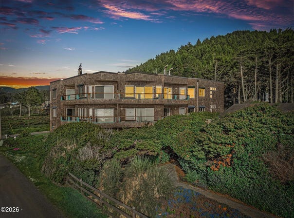 438 Shellmidden Way, Yachats, OR 97498