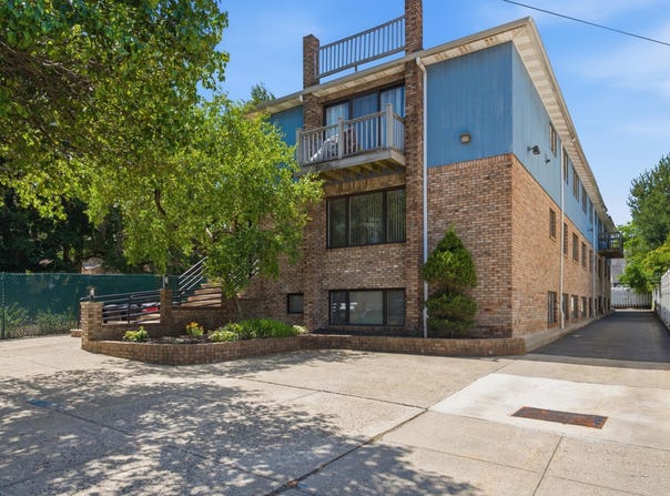126 W 33RD ST, Bayonne, NJ 07002