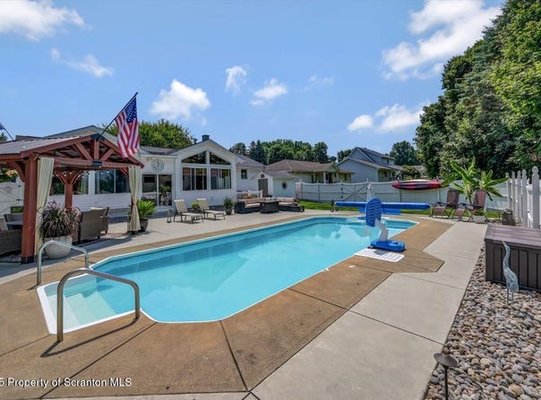 912 Hilltop Drive, Jessup, PA 18434