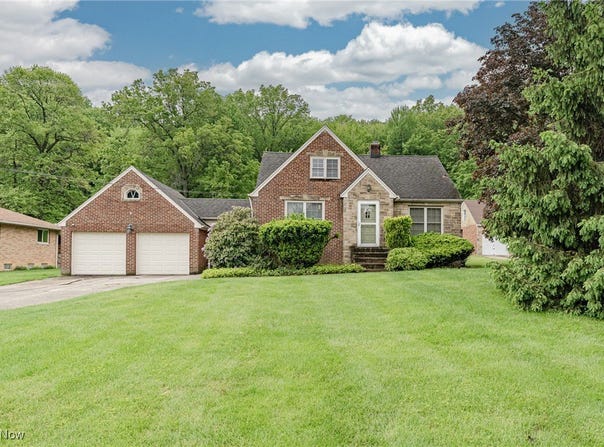 196 E Ridgewood Drive, Seven Hills, OH 44131