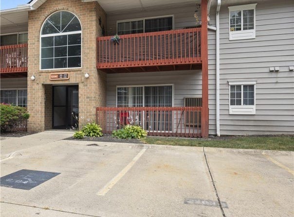 27087 Oakwood Circle unit: 102Y, Olmsted Twp, OH 44138