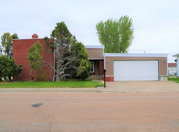 127 Crescent Dr, Wolf Point, MT 59201