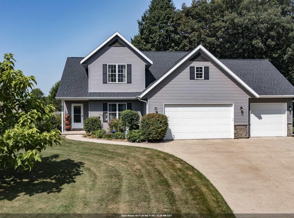 820 WOODLAND Circle, WAUPACA, WI 54981