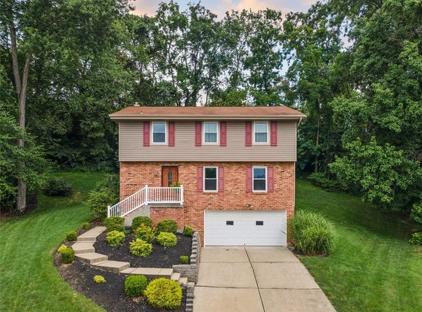 1105 Rial Dr, Bethel Park, PA 15102