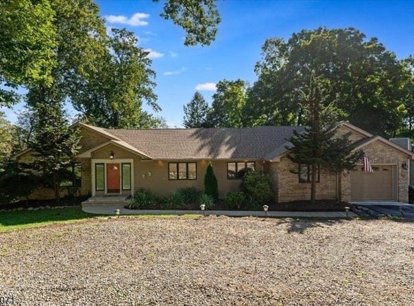 7 Banta Rd, Kinnelon Boro, NJ 07405-2514