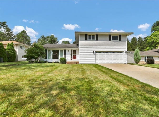 16182 Robindale Drive, Strongsville, OH 44136
