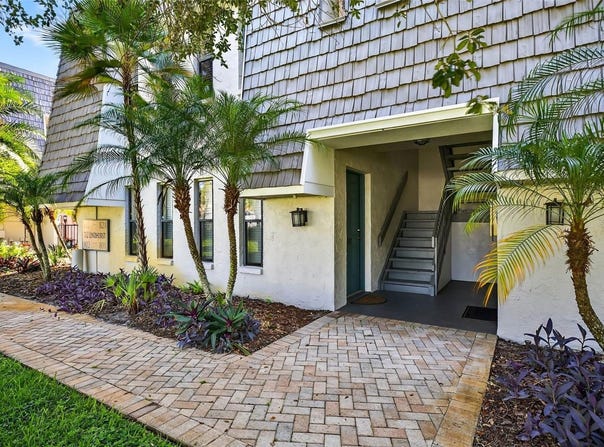 702 LYNDHURST STREET, DUNEDIN, FL 34698