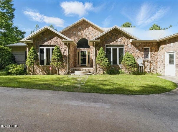 383 Maiden Lane, Speedwell, TN 37870