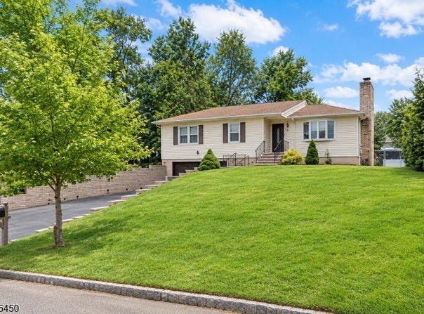 1 Longfellow Ln, Clark Twp., NJ 07066-1638