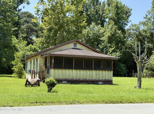 217 W South Street, Rose Hill, NC 28458