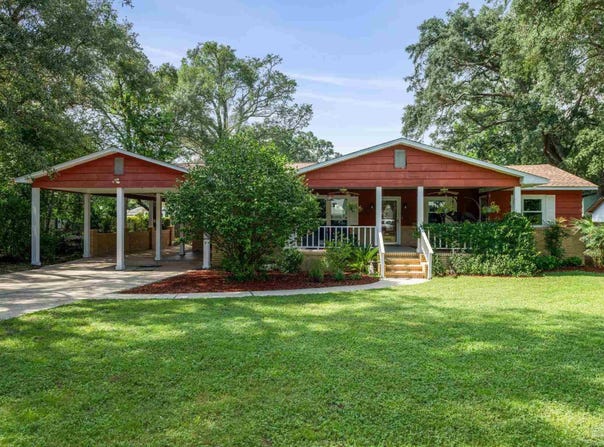 422 Fairpoint Dr, Gulf Breeze, FL 32561
