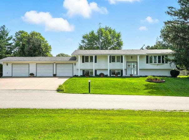 201 E Meadow Ln, ColumbusJunction, IA 52738