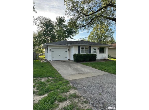 713 N PINE Street, Taylorville, IL 62568