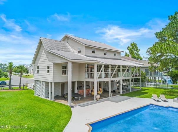 18 Golf View Drive, Pass Christian, MS 39571