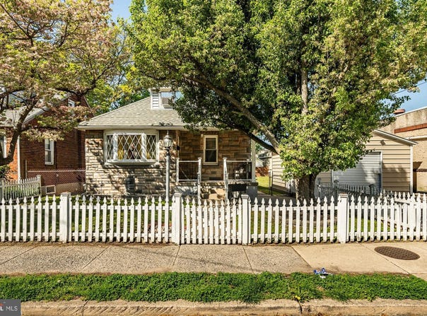 1016 LEIPER STREET, CRUM LYNNE, PA 19022
