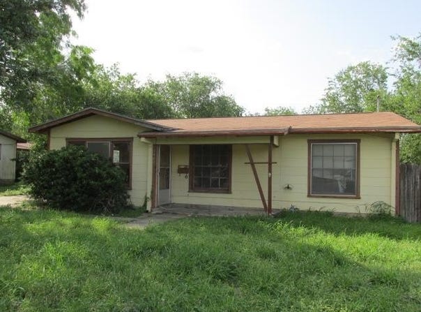 1403 E Corpus Christi St, Beeville, TX 78102