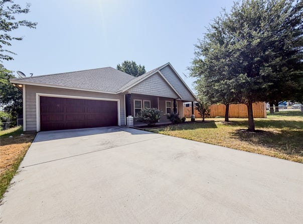 402 N Trinity Street, Decatur, TX 76234