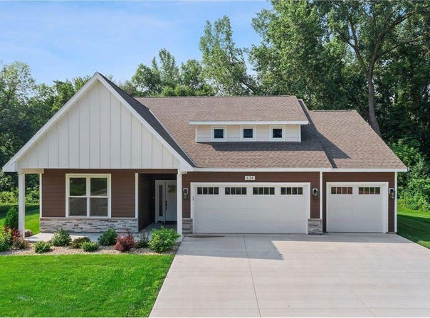 634 E 6th Street, Chaska, MN 55318
