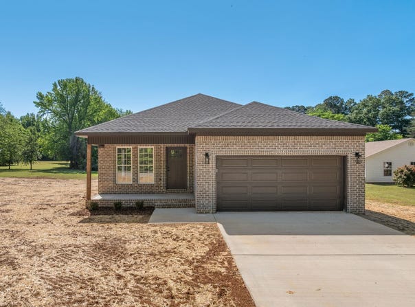 779 River Ln, Tuscumbia, AL 35674