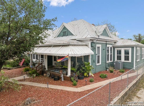 1719 interstate 35, San Antonio, TX 78208