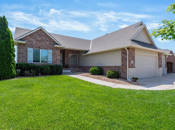 812 N Fairoaks Pl, Andover, KS 67002