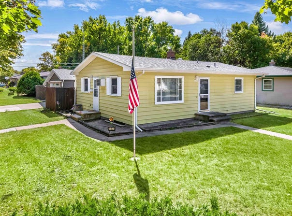 1921 N 10th Avenue N, Moorhead, MN 56560