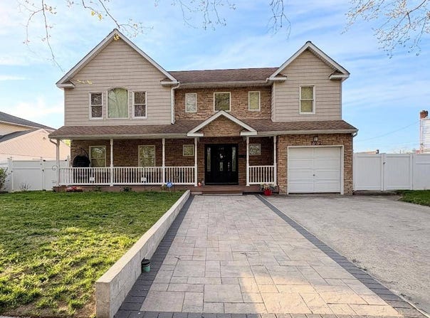 722 Palmetto Dr, Franklin Square, NY 11010