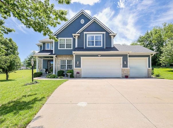 4001 Bennington Drive, St Joseph, MO 64506